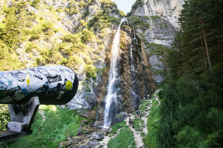 Am 60 Meter hohen Dalfazer Wasserfall