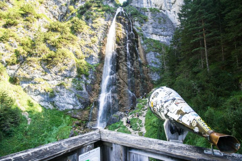 Der Blick von der hölzernen Plattform auf den Dalfazer Wasserfall