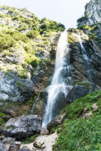 Am Fuße des Dalfazer Wasserfalls