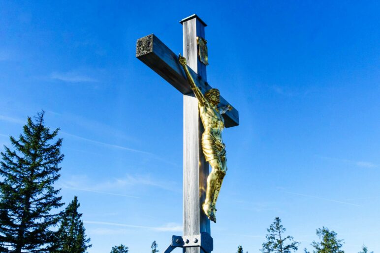 Das Gipfelkreuz des Predigtstuhls mit der vergoldeten Jesus-Figur