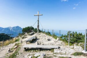 Am Gipfelkrreuz des Hiochschlegel gibt es grandiose Ausblicke und Sitzbänke