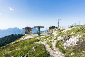 Sessellift und Gipfelkreuz am Hochschlegel