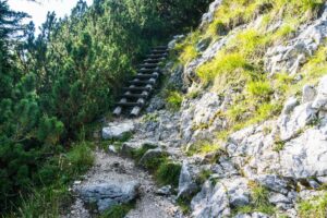 Eine kurze Treppe ohne Geländer auf dem Weg zum Hochschlegel