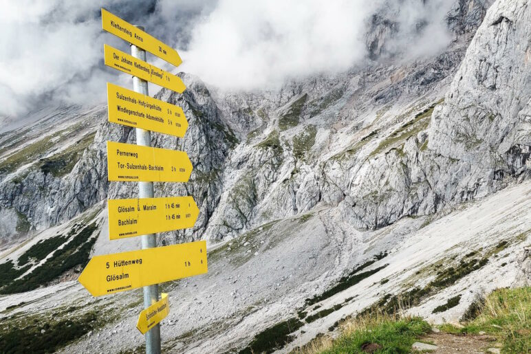 Mein Foto des Wegweisers an der Dachstein Südwandhütte.