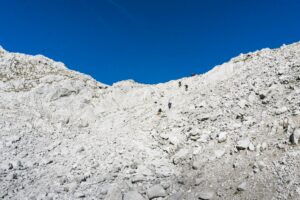 Der finale Aufstieg, die letzten Meter zum Ellmauer Tor. Hier kann man auch mal Hand an den Fels anlegen