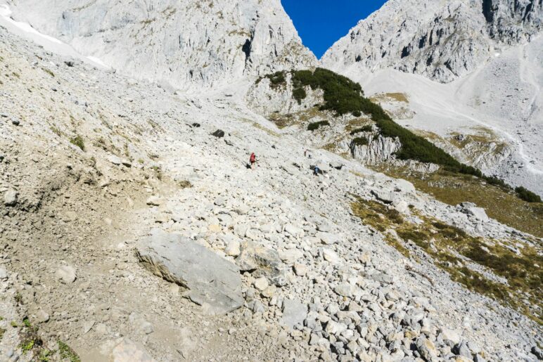 Jetzt führt der Weg in die Schotterfelder des Kübelkars