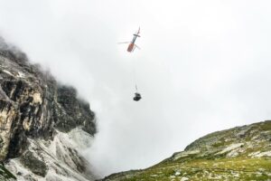 Auf der Hütte konnten wir Hubschraubertransporte beobachten. Beeindruckend, wie die Piloten mit Last nah an den Bergwänden entlangfliegen.