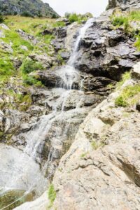 Ein kleiner Wasserfall direkt am Weg